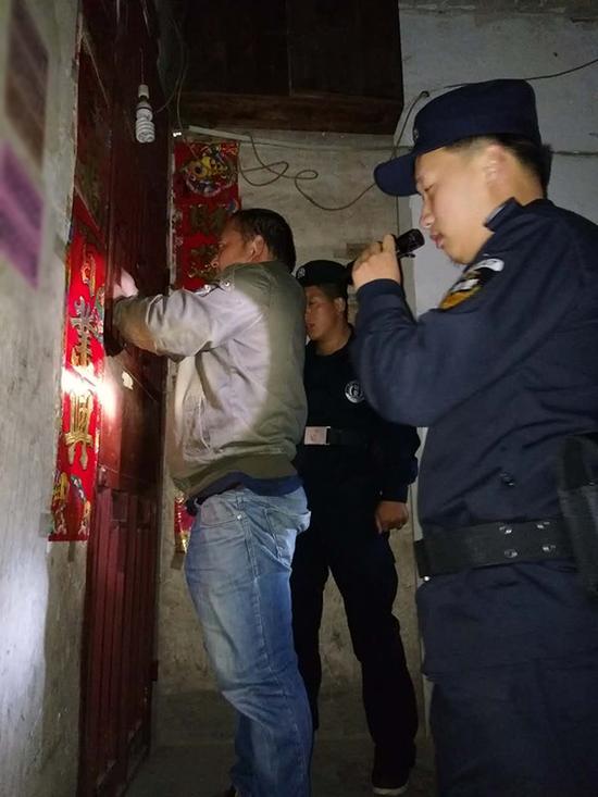 德江县粗心妈妈误将幼女锁家中 